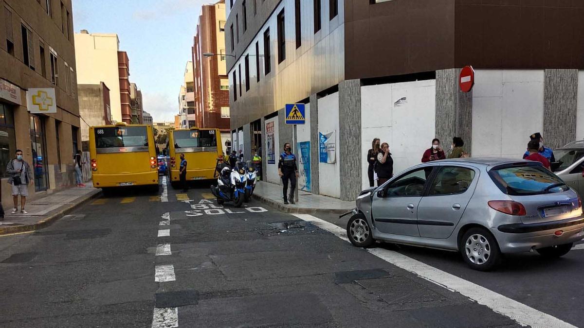 Choque entre un coche y una guagua en Guanarteme