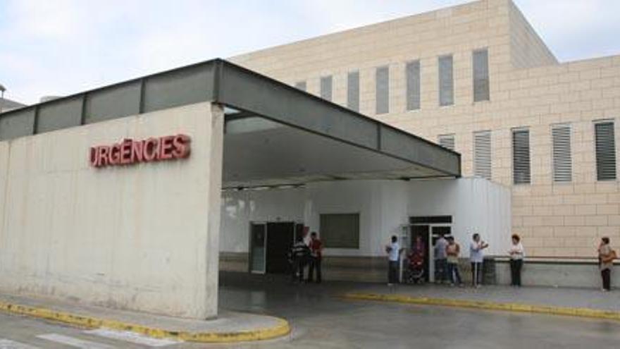 Puerta de Urgencias del hospital de la Ribera.