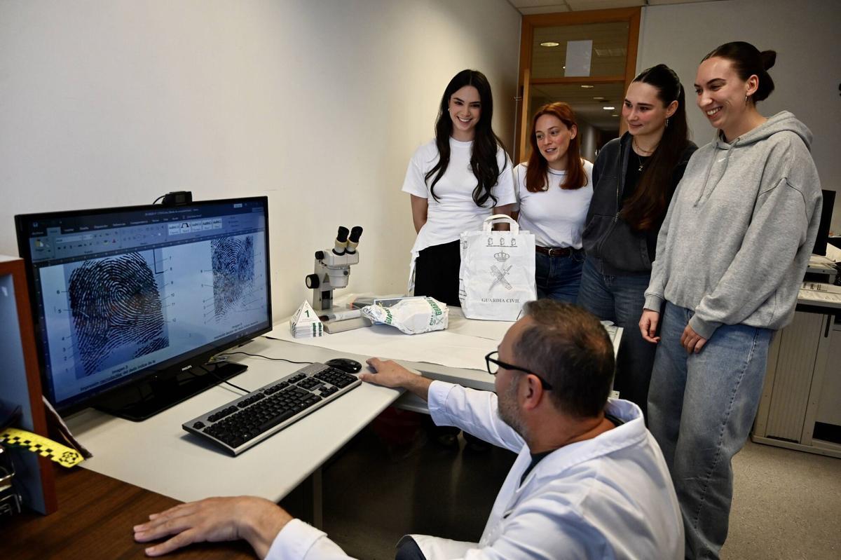 PONTEVEDRA.Reportaje sobre alumnas de Criminología de la Uned hacen prácticas en la Comandancia de la Guardia Civil
