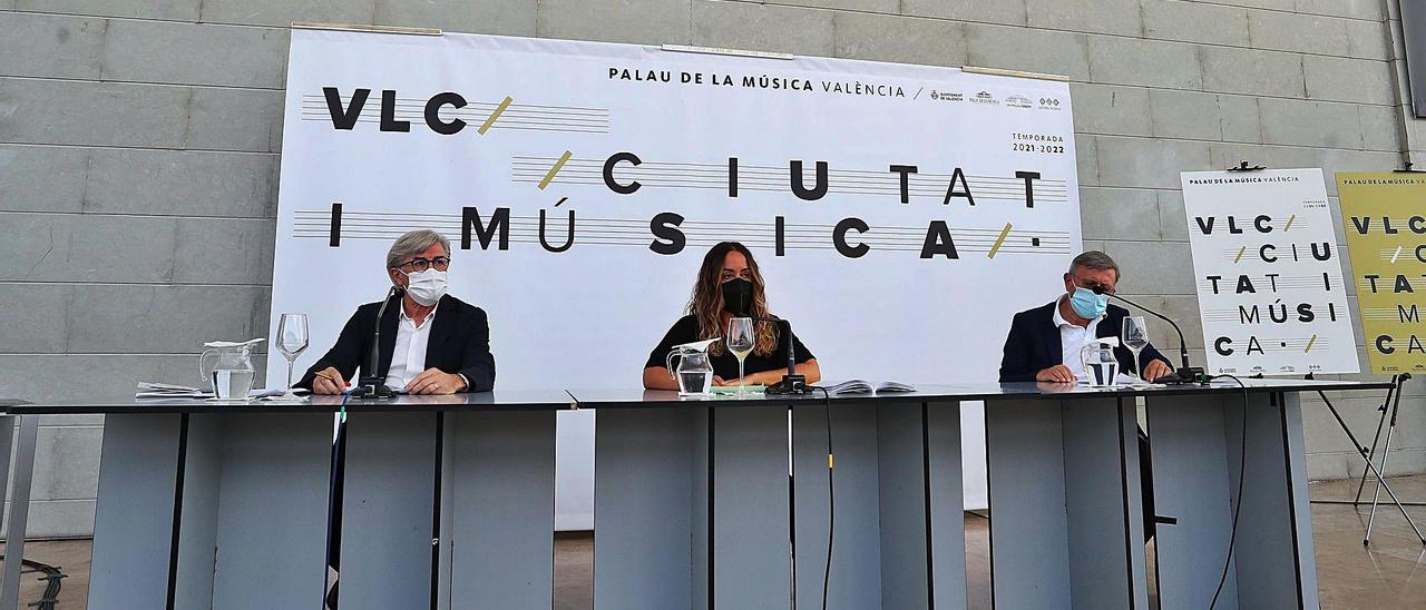 El director del Palau, Vicent Ros, la presidenta Glòria Tello y el pianista y académico de la Real Academia, Bartomeu Jaume. | F. CALABUIG