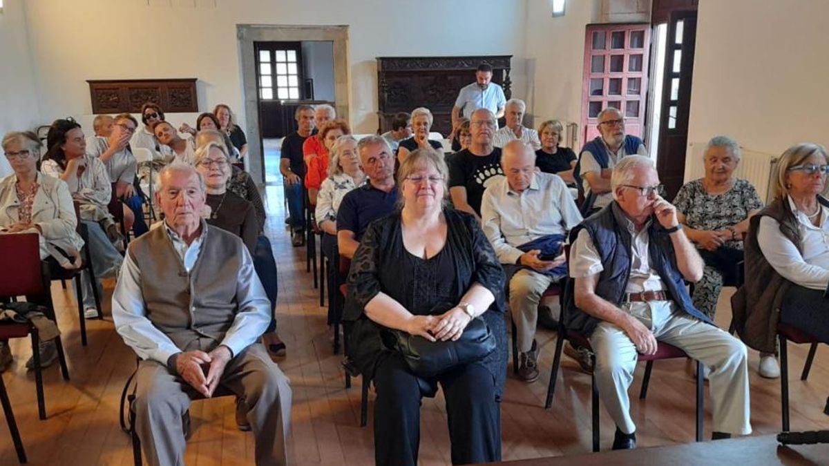 Público asistente a la ponencia sobre Jovellanos en el monasterio de Cornellana.