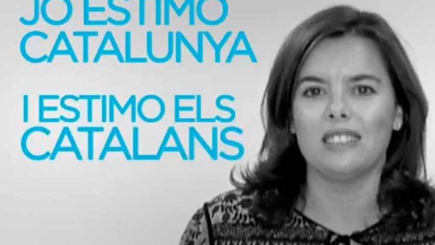 LA PLANA MAYOR DEL pp, EN UN VÍDEO EN CATALÁN. Numerosos rostros relevantes de la cúpula del PP y del Gobierno, entre ellos los del presidente Rajoy y la vicepresidenta Santamaría, aparecen en un vídeo en catalán con el que los populares han cerrado su campaña del 27-S. En la imagen, Santamaría con la leyenda: &quot;Quiero a Cataluña y quiero a los catalanes&quot;.