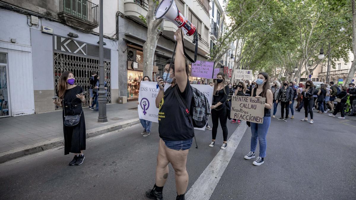 Un centenar de personas se manifiesta en Palma en contra de la violencia machista