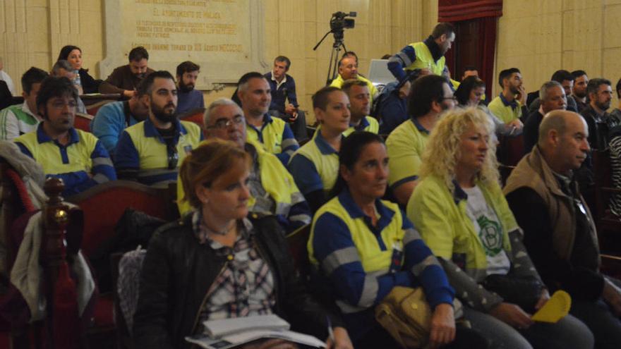 Trabajadores eventuales de Limasa llenaron el salón de plenos y volvieron a intervenir para reclamar un aumento en las jornadas de trabajo.