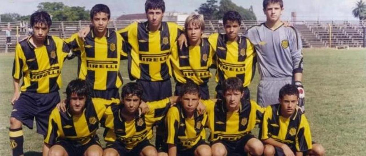 Gastón Brugman, segundo por la izquierda agachado, con la sub15 de Peñarol.