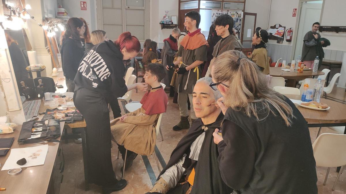 L'Esteve Porta dibuixant una cicatriu al rostre d'un dels actors de la Fira de l'Aixada