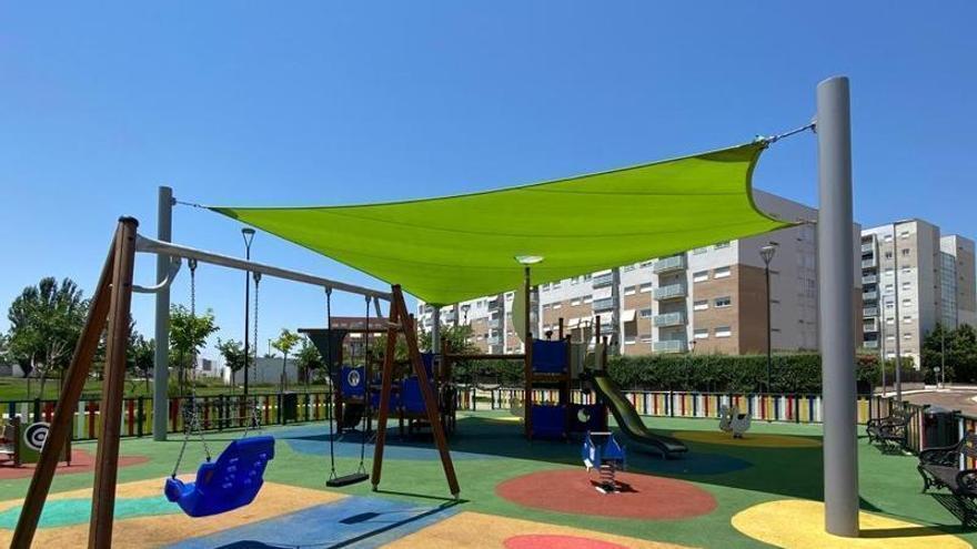 Todos los barrios de Badajoz tendrán un parque infantil con toldos este verano