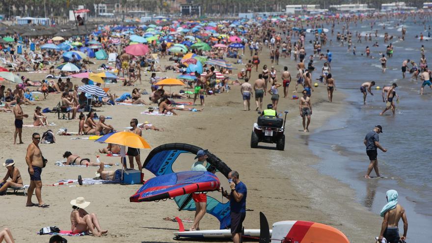 Las altas temperaturas llenan las playas valencianas