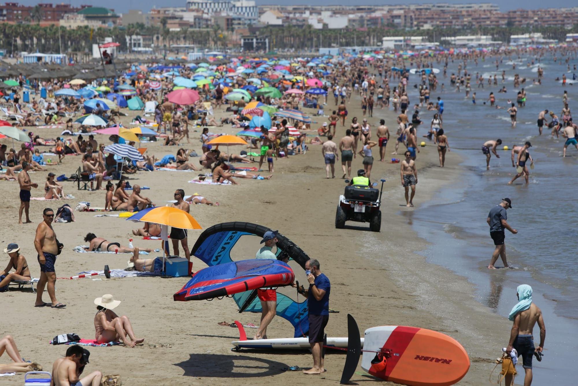 Una temperaturas de más de 40 grados llena las playas valencianas