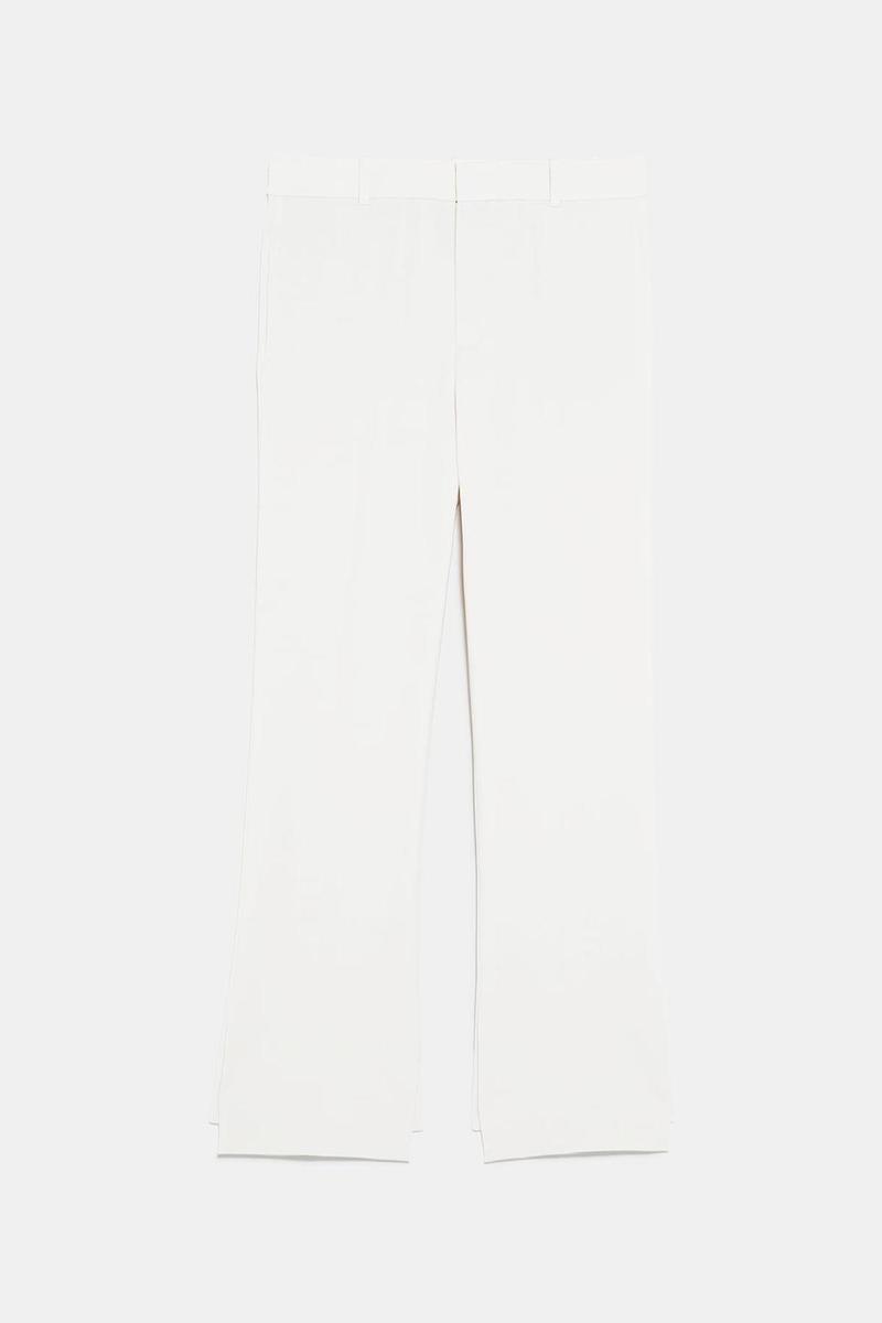 Pantalón blanco con aberturas de Zara. (Precio: 39, 95 euros)