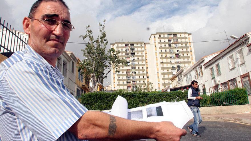 Francisco Aguado, presidente de la Asociación de Vecinos Huerta La Palma, en una foto de archivo, con los bloques de La Palma al fondo.