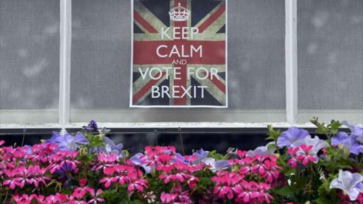 Cartel por el 'brexit' en una ventana de Chelsea (Londres).