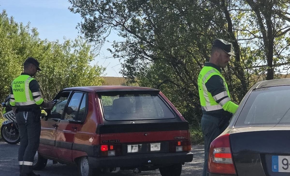 Un control de la Guardia Civil de Tráfico en A Lanzada, esta Semana Santa.