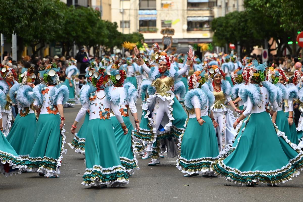 Desfile de comparsas de 2023 en Badajoz.