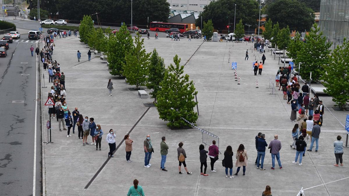 Largas colas en Expocoruña para recibir la vacuna contra el COVID-19.