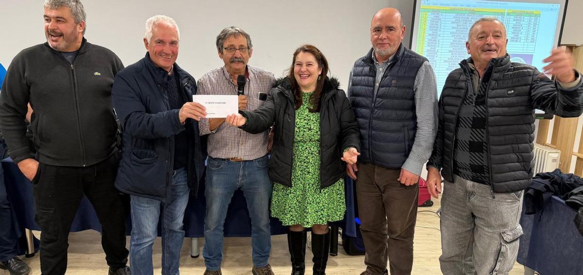 Dura competeción de Dominó en Cangas.  | SANTOS ÁLVAREZ