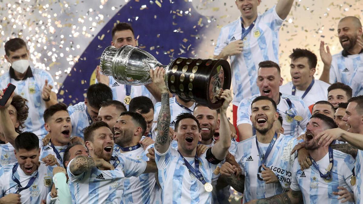 Messi levanta la Copa América conquistada con Argentina en 2021.