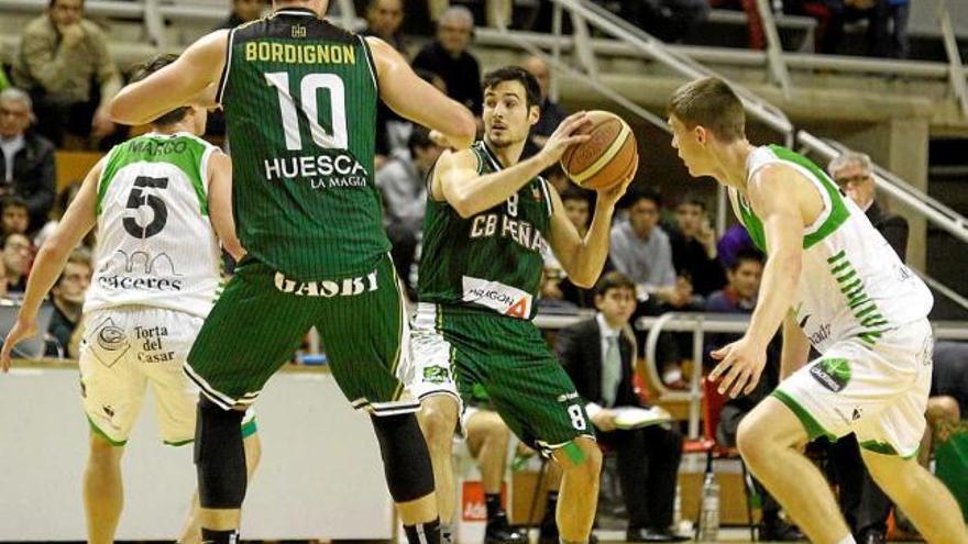 Lluís Costa, amb la pilota, en un partit del Peñas d&#039;Osca d&#039;aquesta temporada a la LEB Or