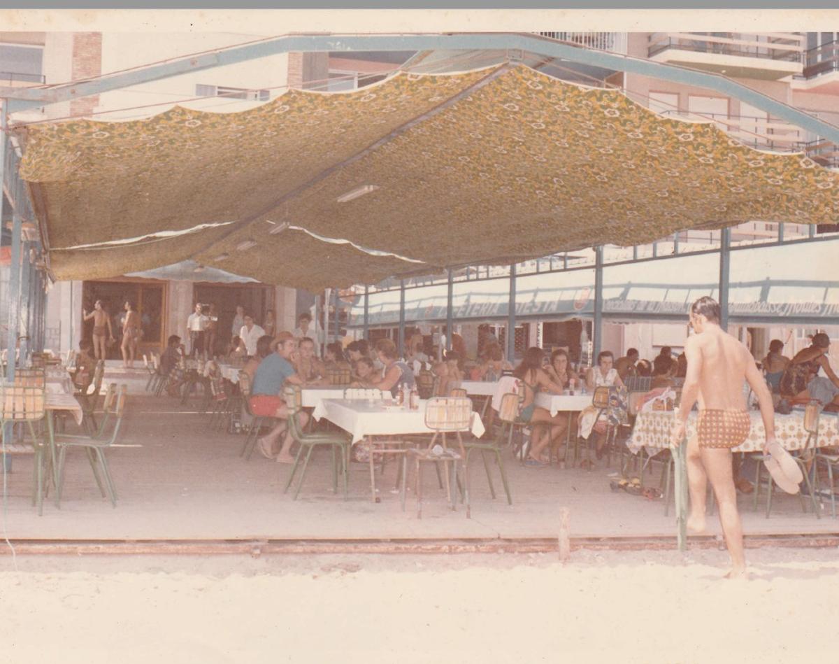 La terraza del restaurante llegaba hasta la arena antes de la construcción del paseo marítimo.