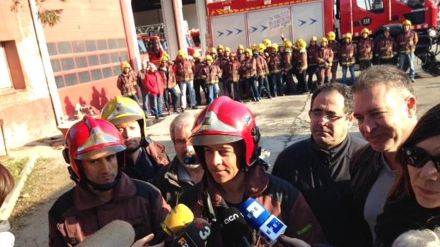 Ramon Montané explicant la situació en primer terme i els companys dels parcs al fons