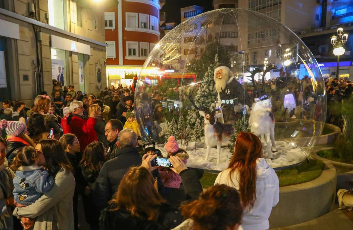 Cono luminoso en la plaza de Galicia; sobre estas líneas, el árbol navideño más pequeño de España.   | // IÑAKI ABELLA