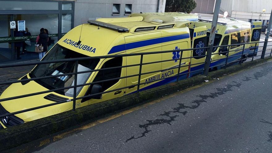 Ambulancias ante la entrada de Urgencias en el Hospital Montecelo