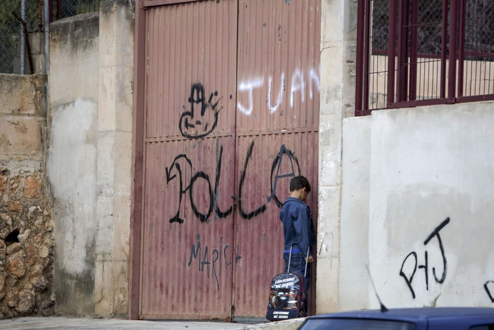 El colegio Anselm Turmeda de Palma, tomado por la Policía