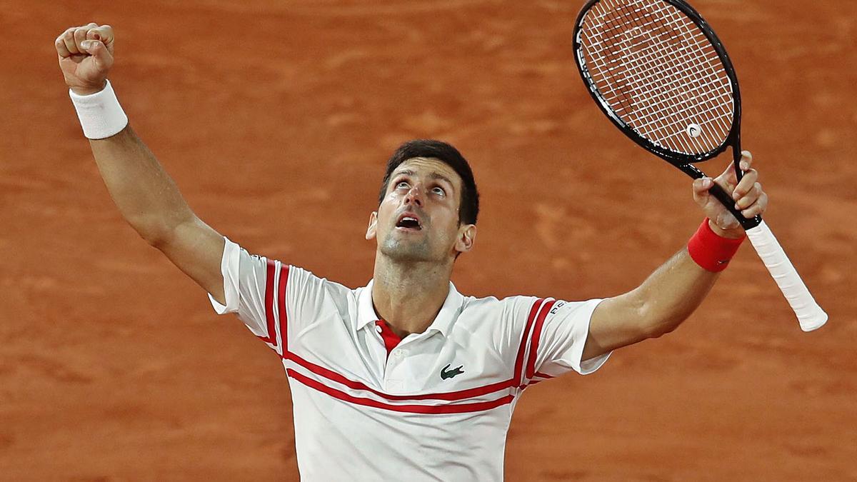 Djokovic mira al cielo tras conseguir la victoria ante Nadal. |  // EFE