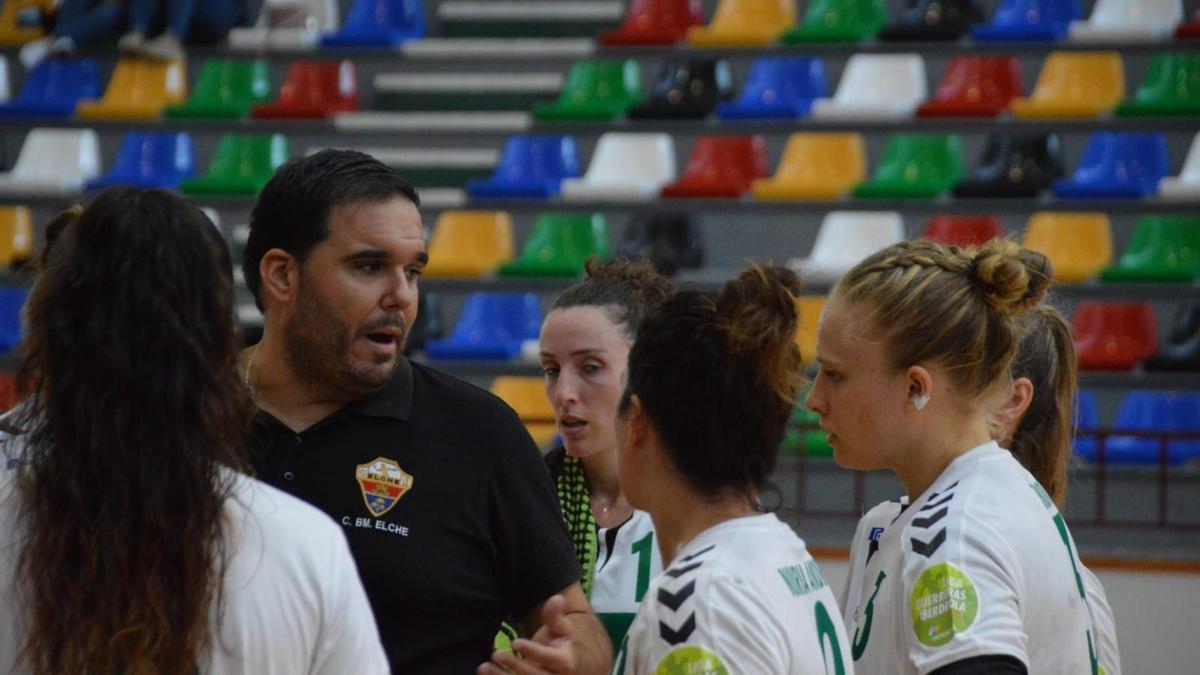 Jugadoras franjiverdes con su entrenador