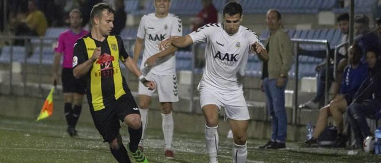 El Olímpic conduce el balón ante un rival del CD Roda, en el partido en la Murta.