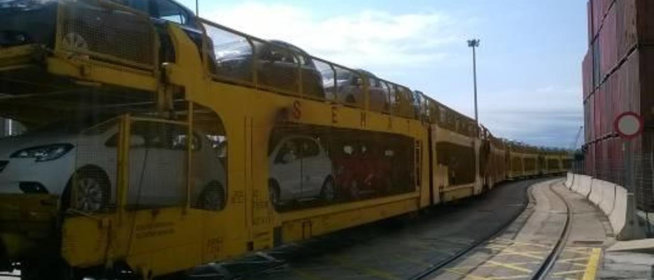 Tren de automóviles procedente de Opel-Figueruelas en el Puerto de València.