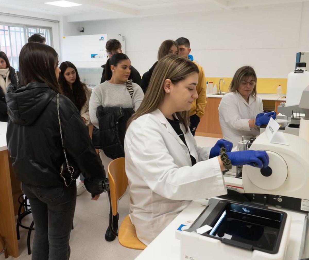 Prácticas de dos alumnas de Anatomía Patológica. | J. L. F.