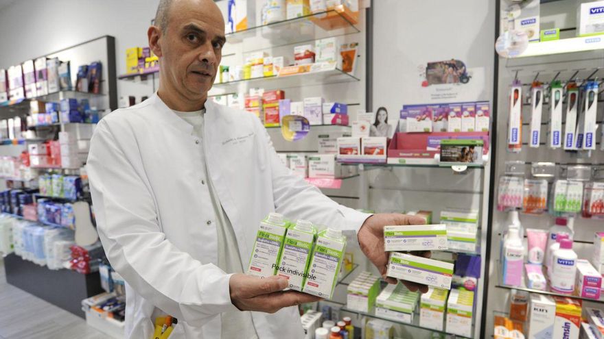 Personal de Farmacia Chamorro muestra probióticos y suero. |  Bernabé/ Javier Lalín