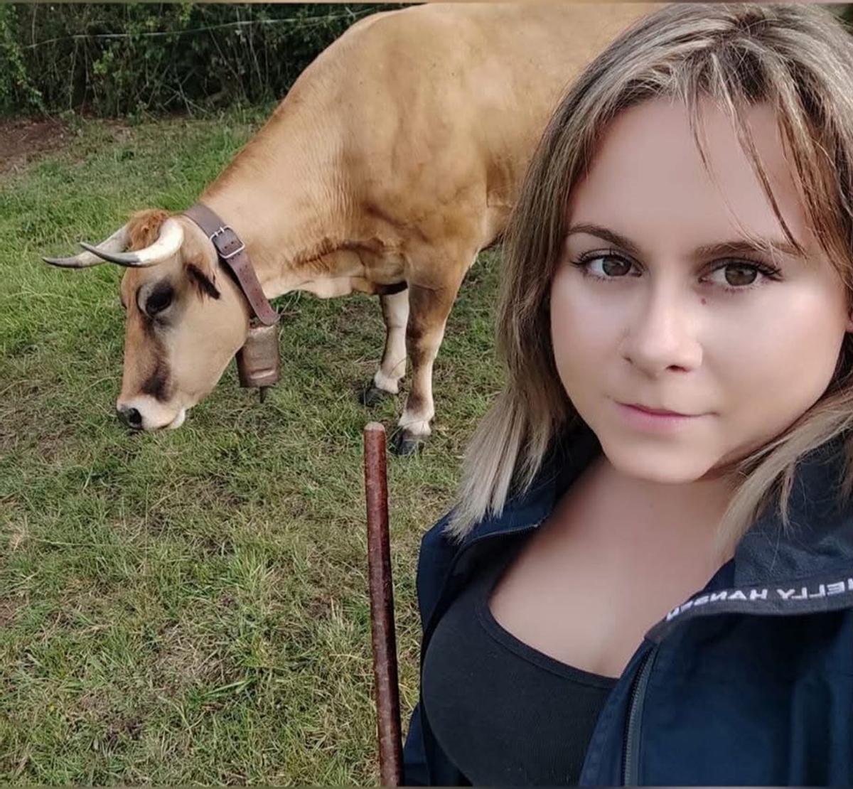 Verónica Molleda, con una vaca.