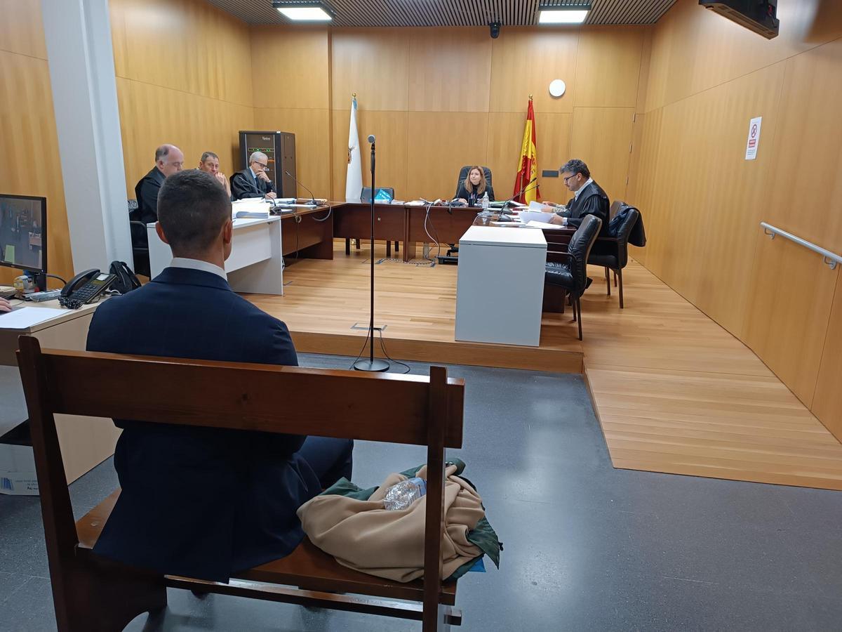 El fisioterapeuta, en el banquillo de acusados antes del inicio del juicio.