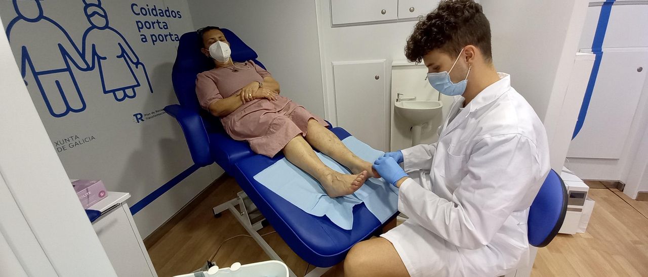 Sergio Cartelle atiende a una vecina en el área de podología.