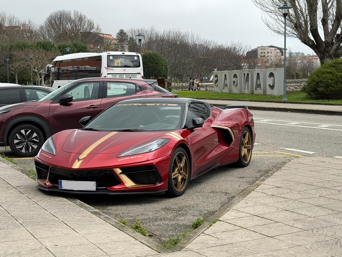 Un Chevrolet Corvette aparcado en Cangas.