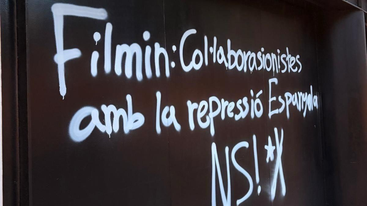 Pintadas en la sede de Filmin tras distribuir un documental sobre altercados del 'procés', este martes.