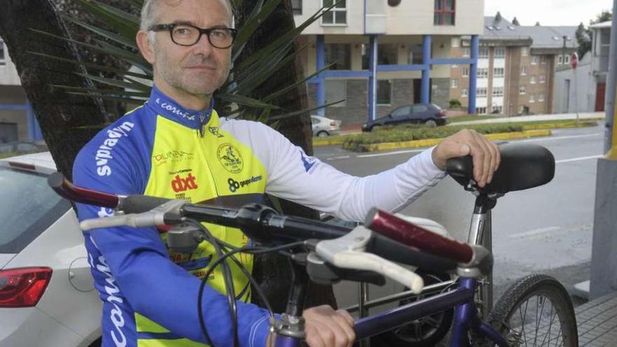 Roberto Rilo, junto a su bicicleta en una acera. víctor echave