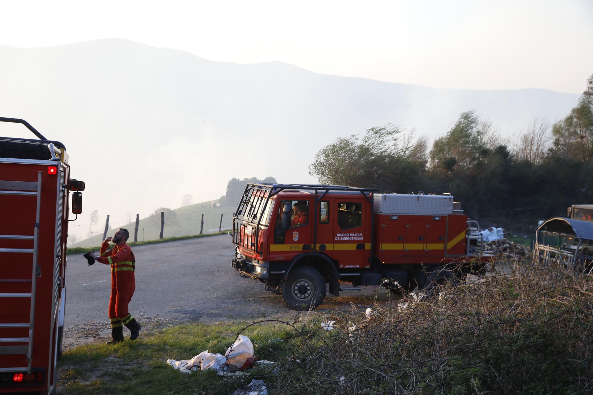 EN IMÁGENES: bomberos, vecinos y la UME luchan contra el preocupante incendio en Tineo