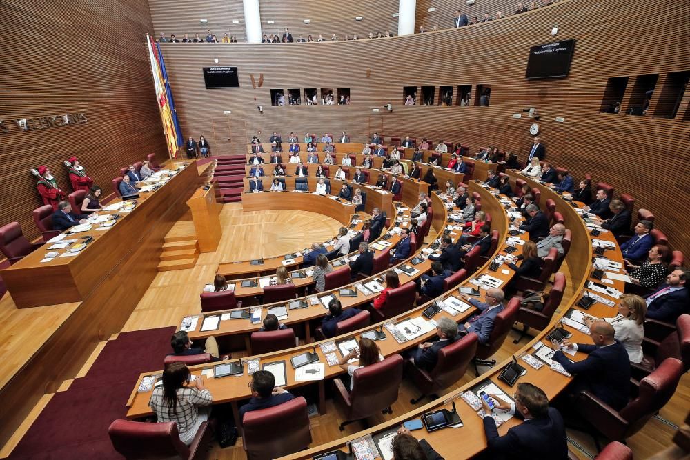 Los nuevos diputados y la presencia de Vox marcan el inicio de la jornada en el Parlamento valenciano