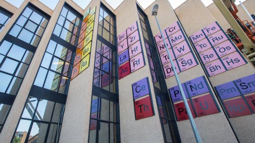 Instalan parte del mural en la fachada de la Facultad de Química.
