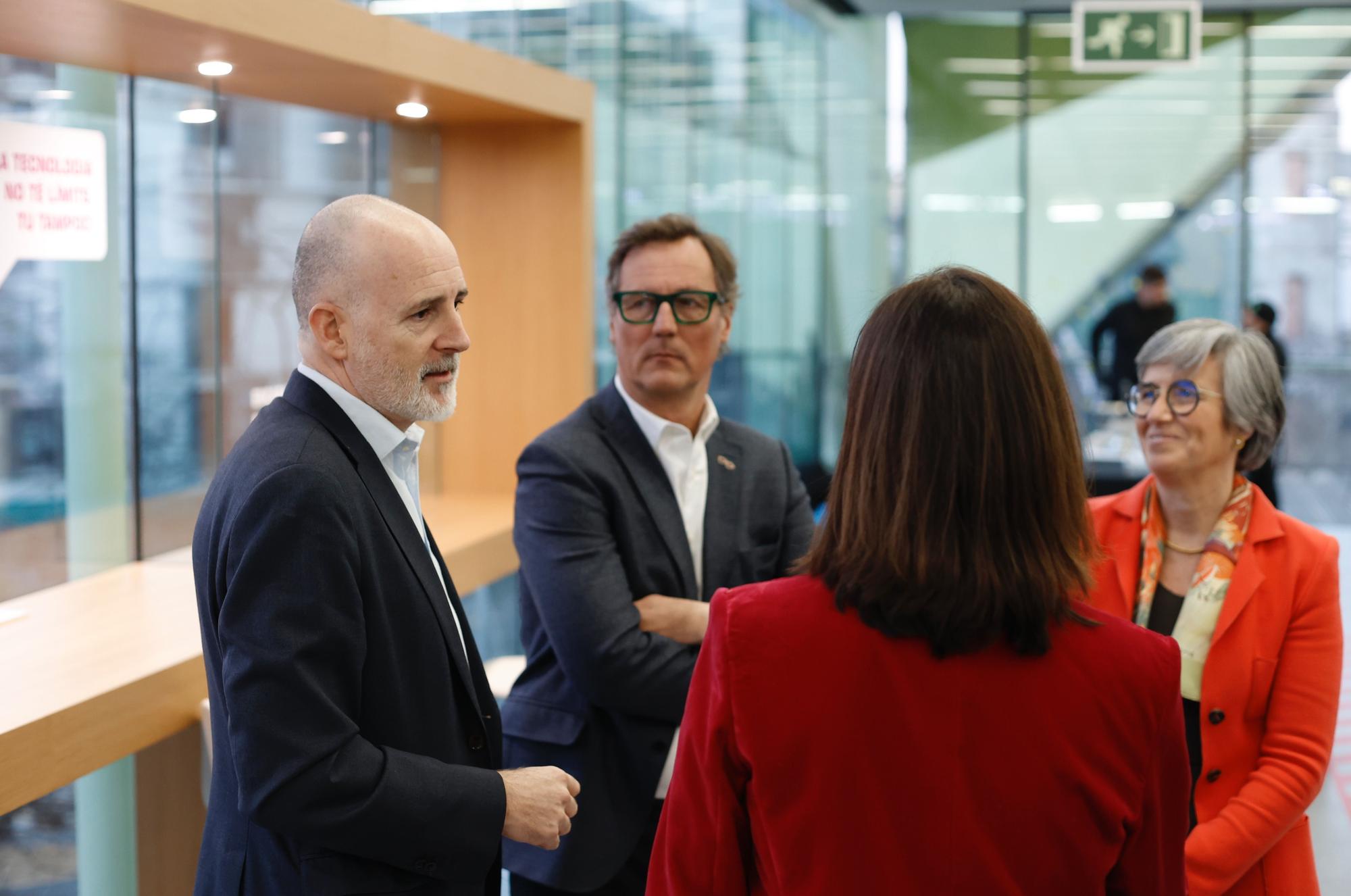 El director general de Barcelona Activa, Fèlix Ortega, con tres mentores del Barcelona Mentoring Programme