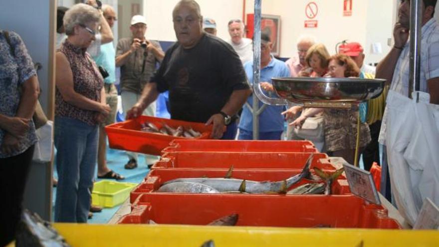 La actividad comercial de ayer en la rula de Candás, con numerosos clientes a la espera.