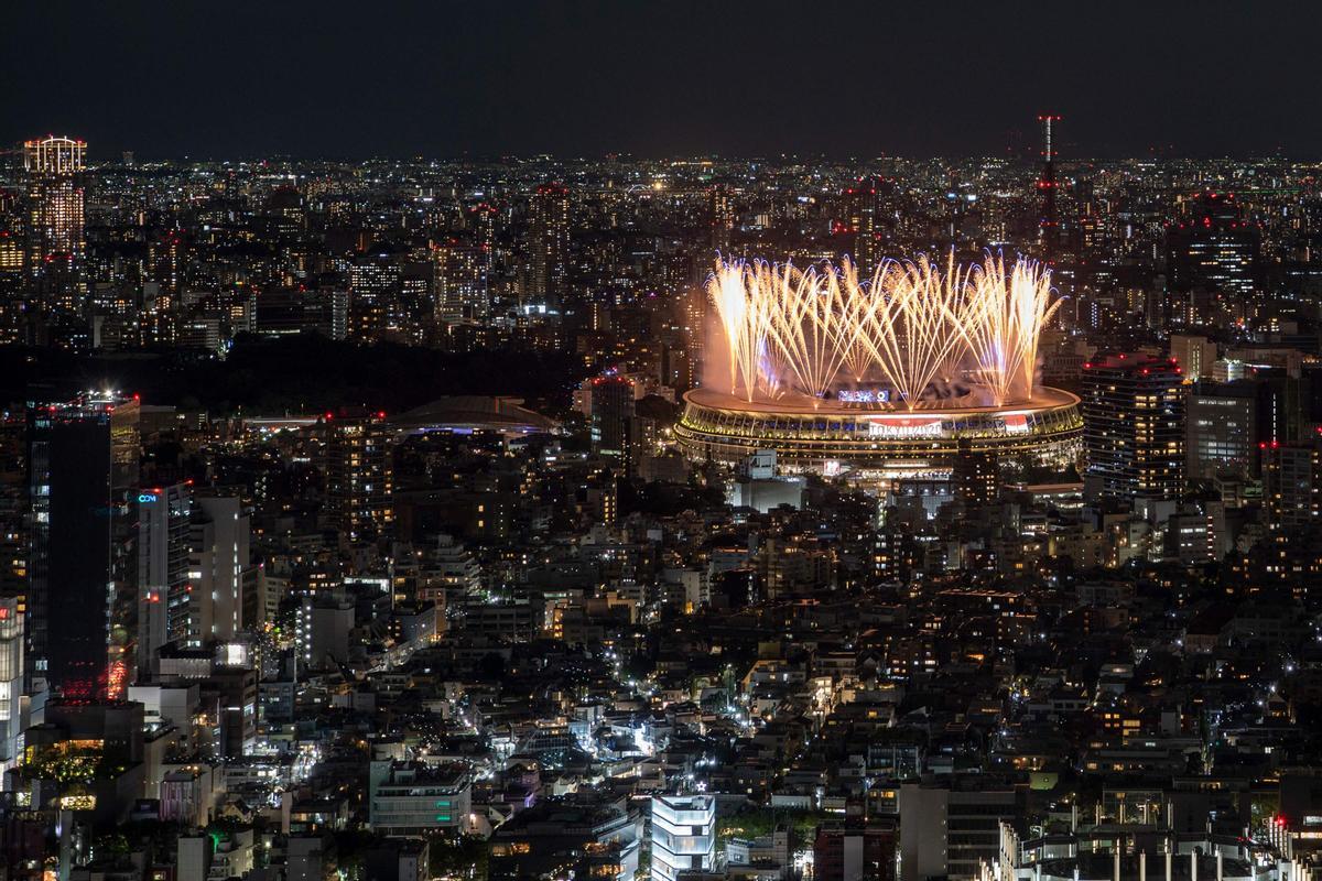 Fuegos artificiales sobre el estadio olímpico en la inauguración de los Juegos.