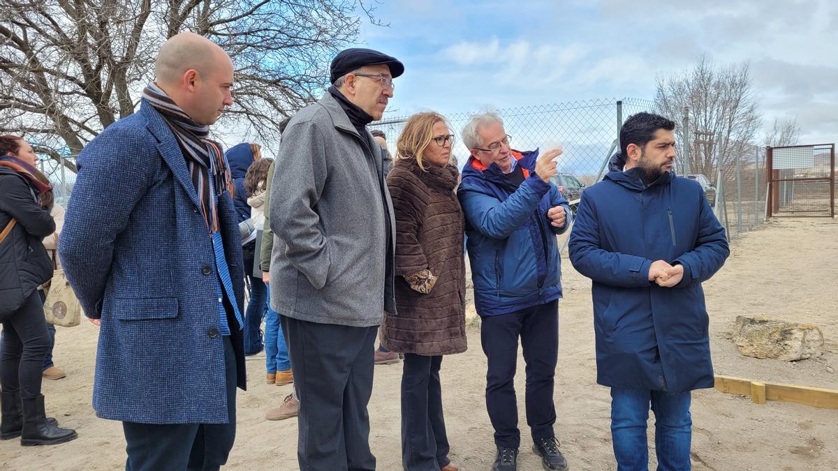 El presidente Rando y el diputado Piñeiro con la consejera de Presidencia Mayte Pérez y el director facultativo del proyecto de restauración, Pedro Bel, atienden este martes a las explicaciones de Jaime Vicente, director del Museo de Teruel.