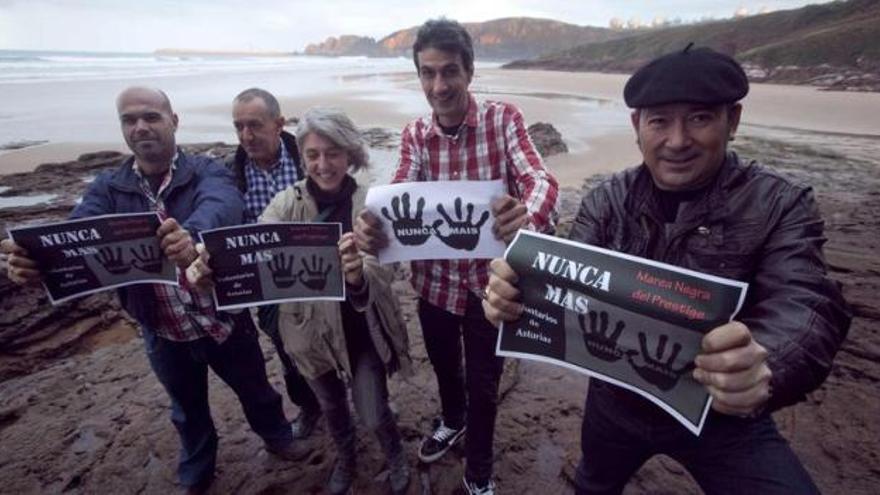 De izquieda a derecha, Saturnino Ramos, Carlos Feijoo, Nieves Álvarez, Lucas Estrada y Marcelino Ramos, ayer, en la playa de Xivares (Carreño). | miki lópez