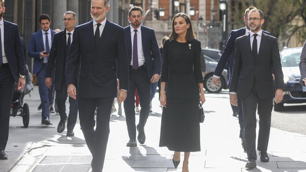 Letizia, soberbia de riguroso luto, en el funeral por Fernando Gómez-Acebo