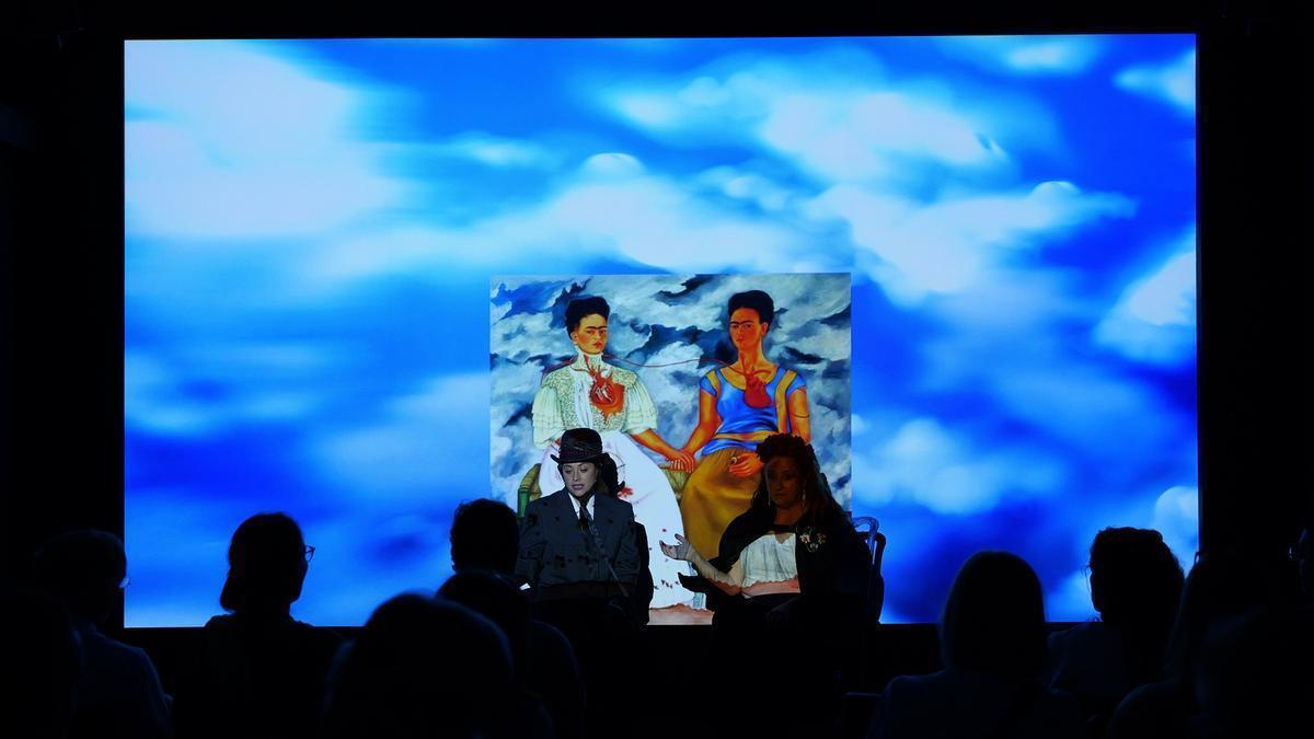 El Ateneo Mercantil de València acoge una exposición inmersiva de Frida Kahlo.
