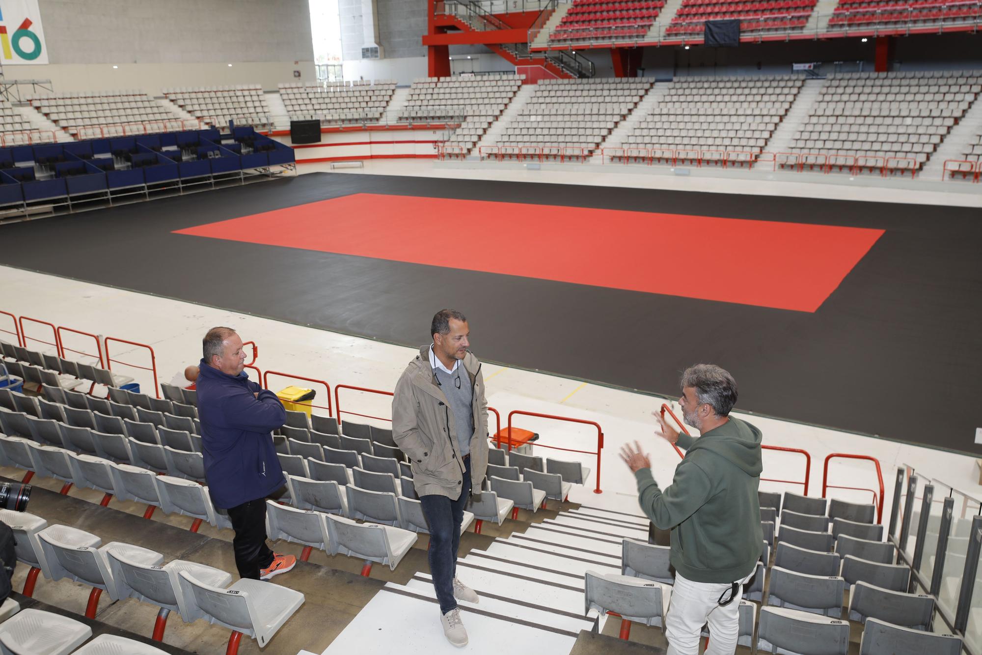 EN IMÁGENES: Así fue el montaje de la pista central del Gijón Open en el Palacio de los Deportes de La Guía